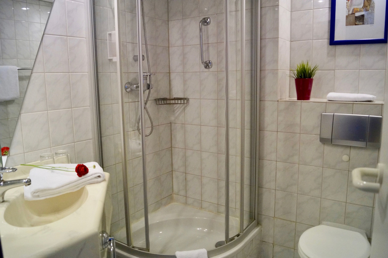 Bathroom 4, Grand Hostel Berlin Urban, Berlin