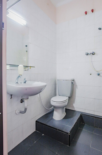 Bathroom 3, OYO Life 90091 Wisma Pakuan Syariah, Bogor