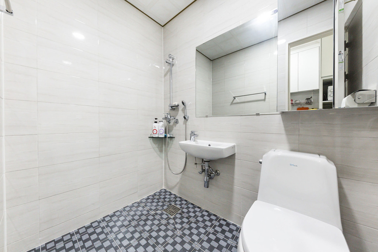 Bathroom 5, JS Hotel, Guro