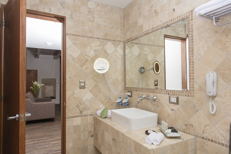 Bathroom 5, Del Pilar Ollantaytambo, Urubamba