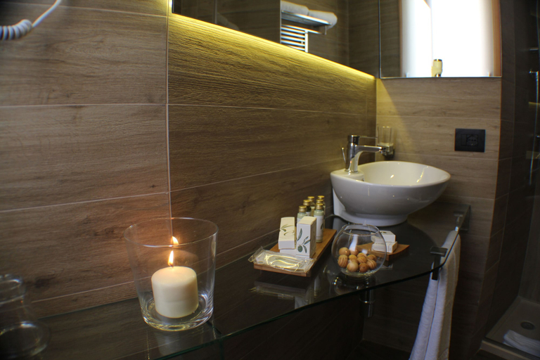 Bathroom 5, Hotel Trapani In, Trapani