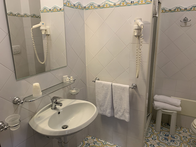 Bathroom 5, Grand Hotel La Playa, Latina