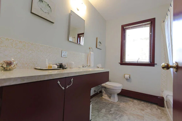 Bathroom 4, The Sonata Inn, Queens
