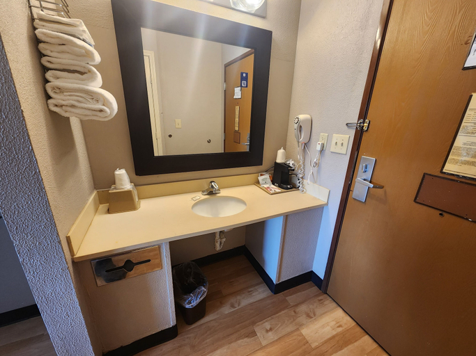 Bathroom 4, Super 8 by Wyndham West Memphis, Crittenden