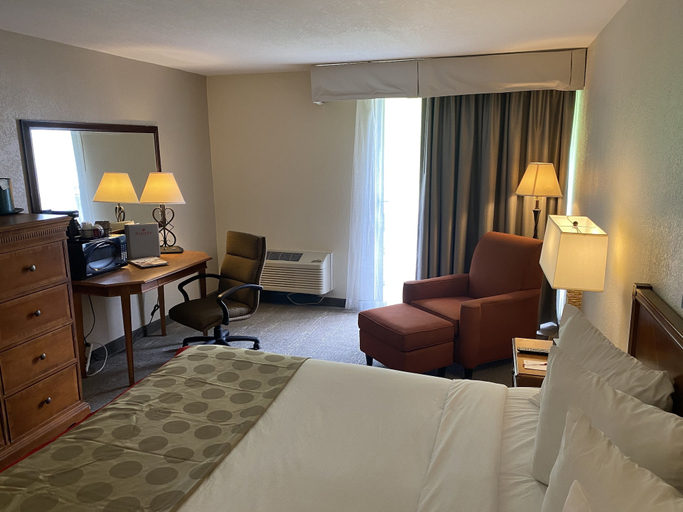 Bedroom 3, Ramada Plaza by Wyndham Albuquerque Midtown, Bernalillo
