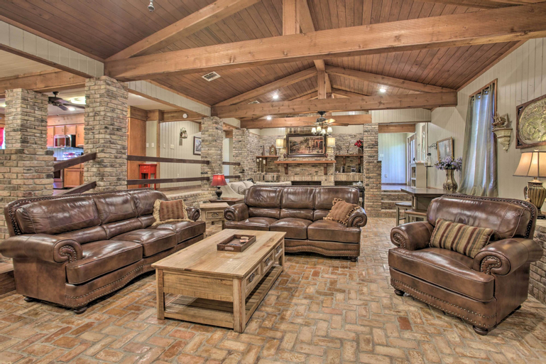 Dularge Grand Villa - Steps to Marina and Fishing!, Terrebonne