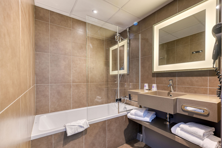 Bathroom 5, Novotel Paris Nord Expo Aulnay, Seine-Saint-Denis