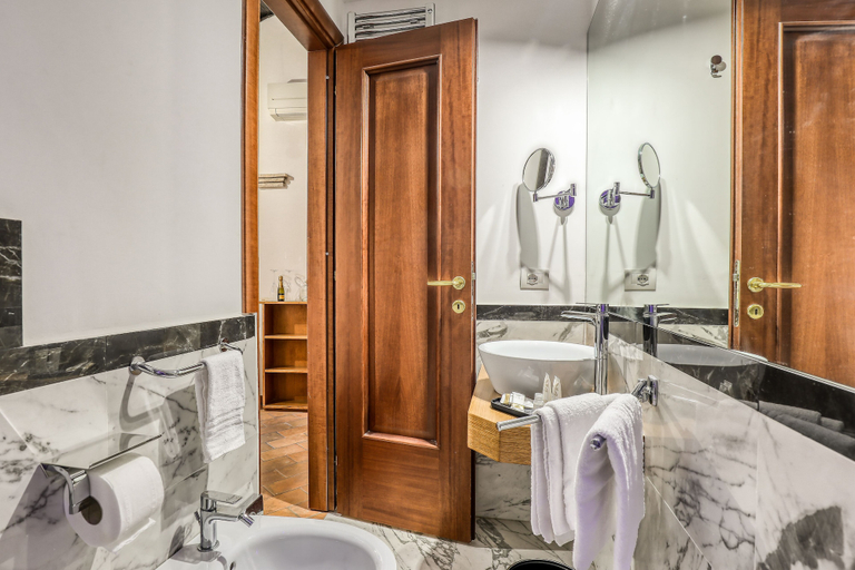 Bathroom 5, Luxury Navona, Roma