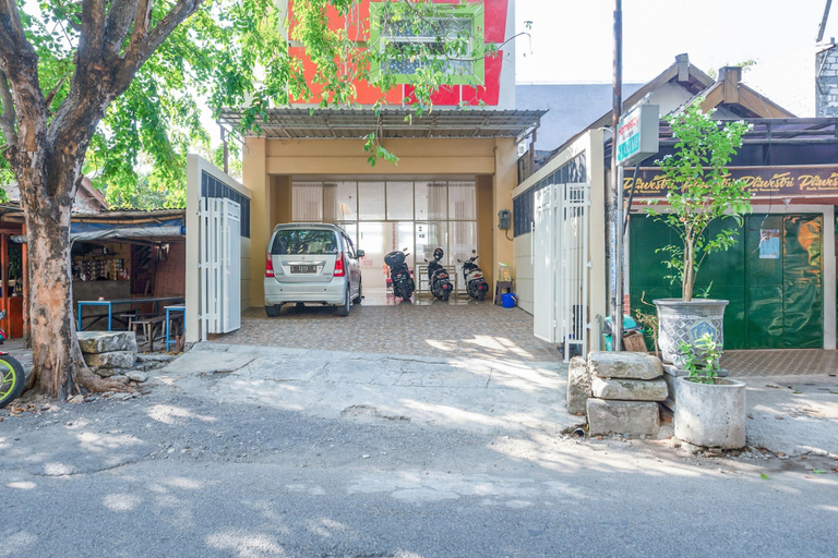 Exterior & Views 1, OYO 3434 Penginapan Keluarga Syariah, Lamongan