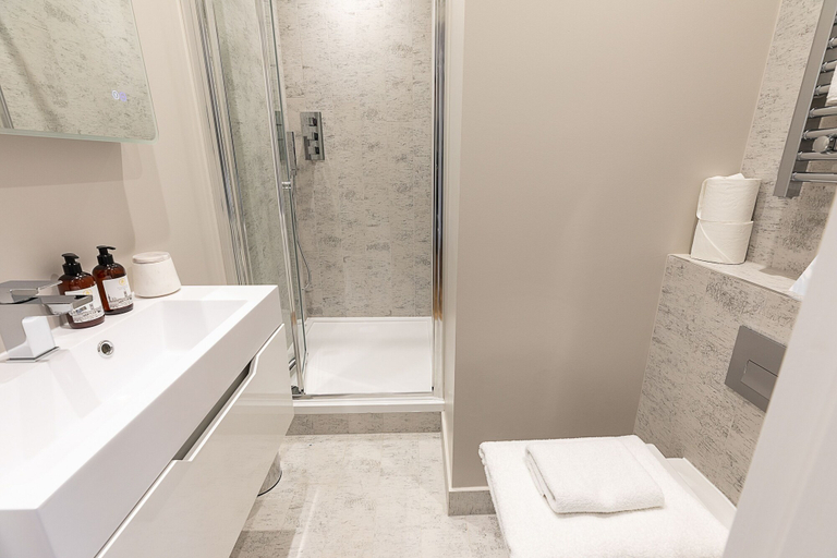 Bathroom 4, JOIVY Astonishing flats near Mayfair & Piccadilly Circus, London