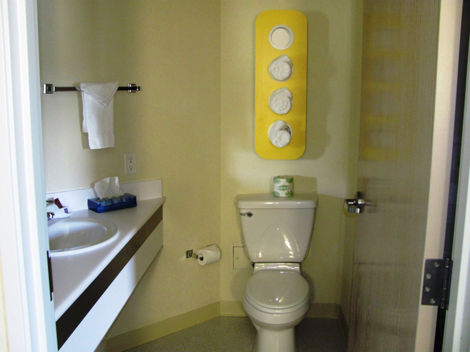Bathroom 4, Motel 6 Huntsville, ON, Muskoka