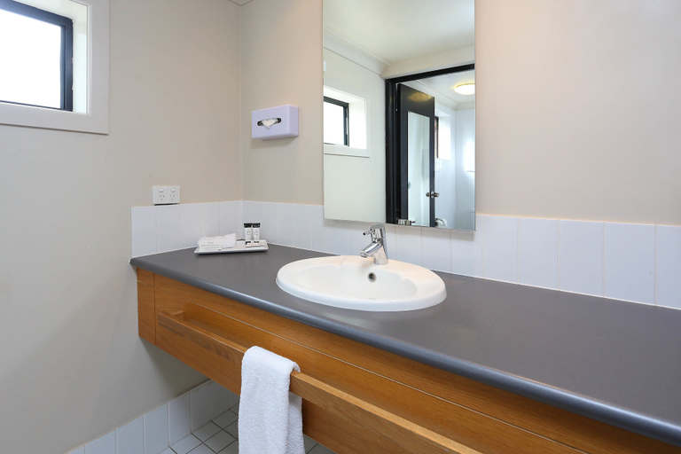 Bathroom 5, Brisbane International - Virginia, Boondall