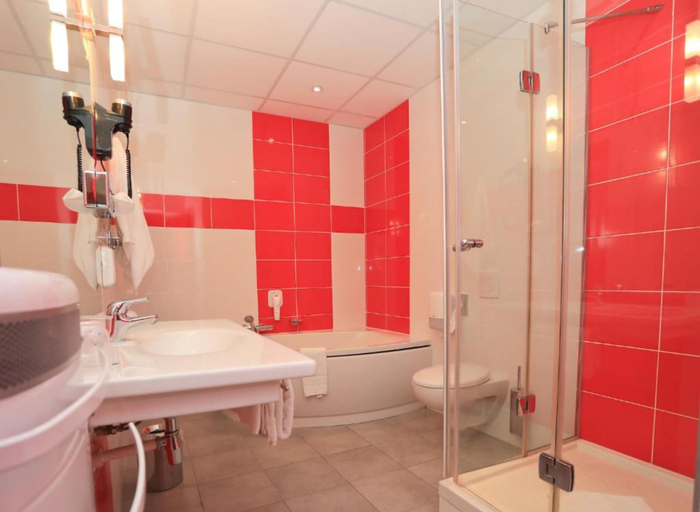 Bathroom 3, The Originals Boutique, Hôtel de l'Univers, Montluçon, Allier