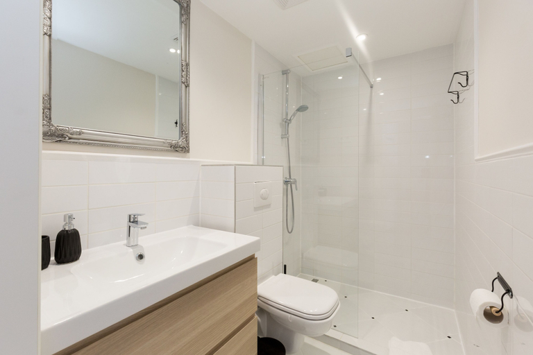 Bathroom, Otto Studios, Budapesti