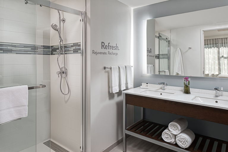 Bathroom 5, EVEN Hotel ALPHARETTA - AVALON AREA by IHG, Fulton