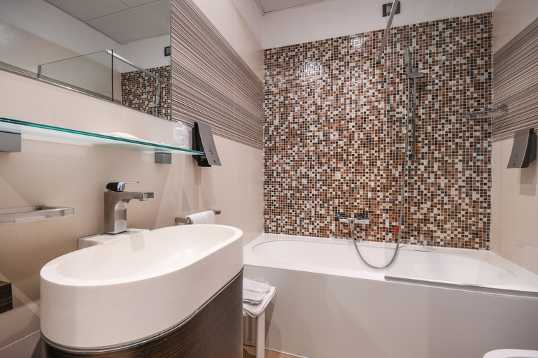 Bathroom 5, Hotel City, Brescia