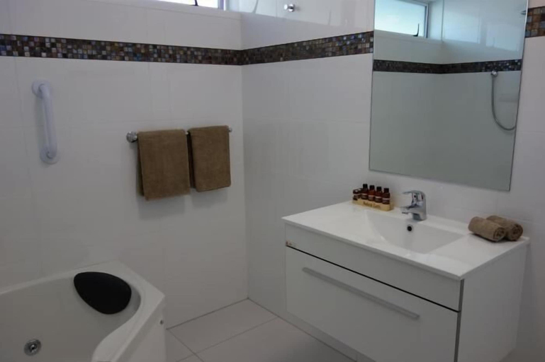 Bathroom 5, Parakai Springs Lodge, Rodney