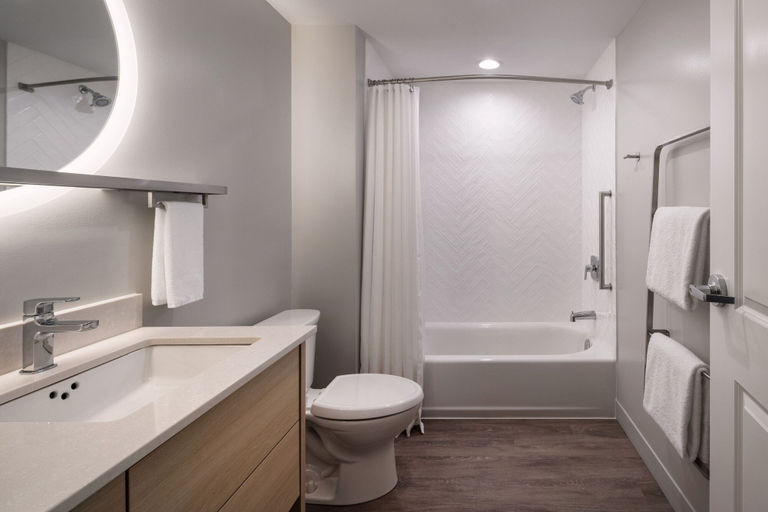 Bathroom 3, TownePlace Suites by Marriott West Kelowna, Central Okanagan