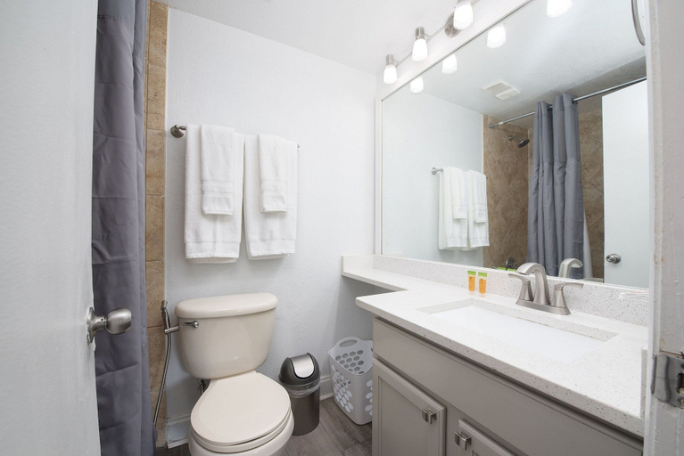 Bathroom 3, The Enclave Hotel and Suites, Orange