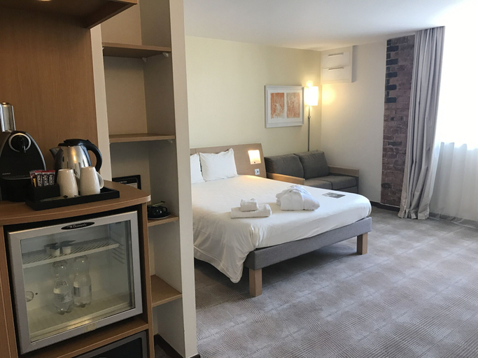 Bedroom 4, Novotel Cardiff Centre, Cardiff