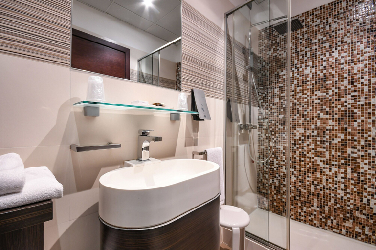 Bathroom 5, Hotel City, Brescia