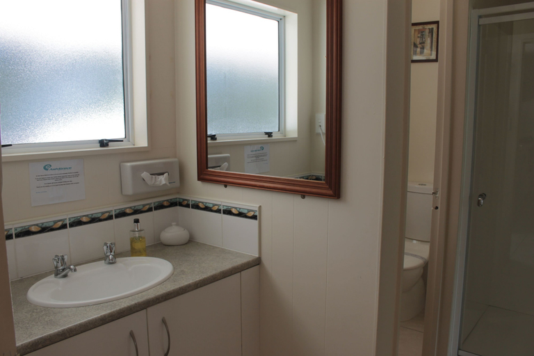 Bathroom 4, Ash Grove Boutique Motel, Far North