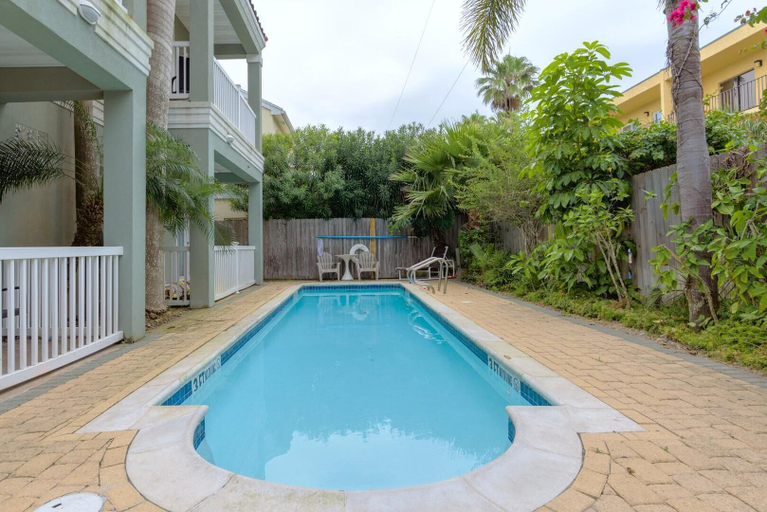 Sport & Beauty 1, Sleeps 6 in a 4plex w Pool, Only a Block to Beach, Cameron