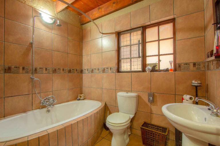 Bathroom 5, Lovely holiday home bordering Kruger National Park, Ehlanzeni