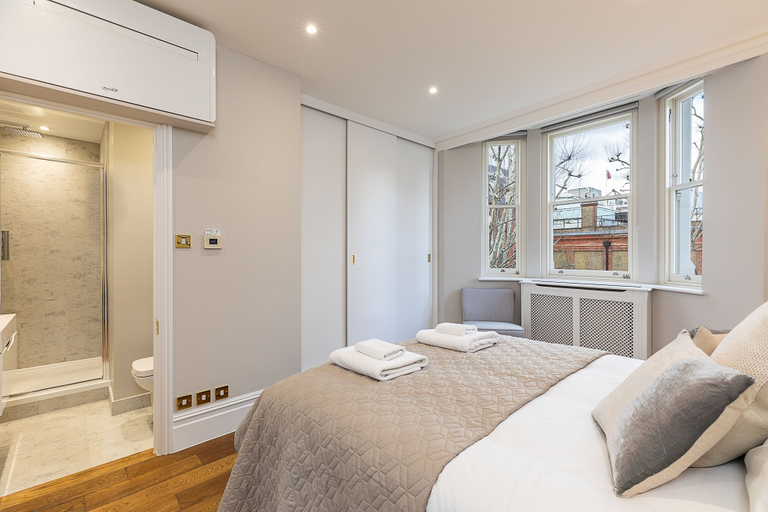 Bedroom 3, JOIVY Astonishing flats near Mayfair & Piccadilly Circus, London