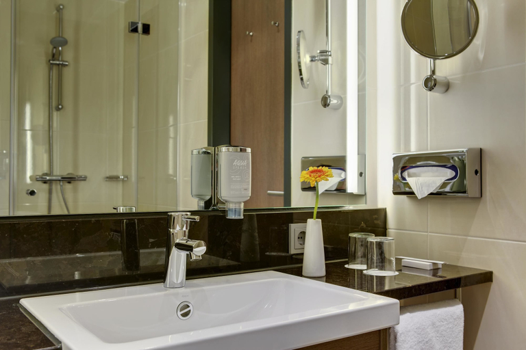 Bathroom 5, IntercityHotel Berlin Hauptbahnhof, Berlin