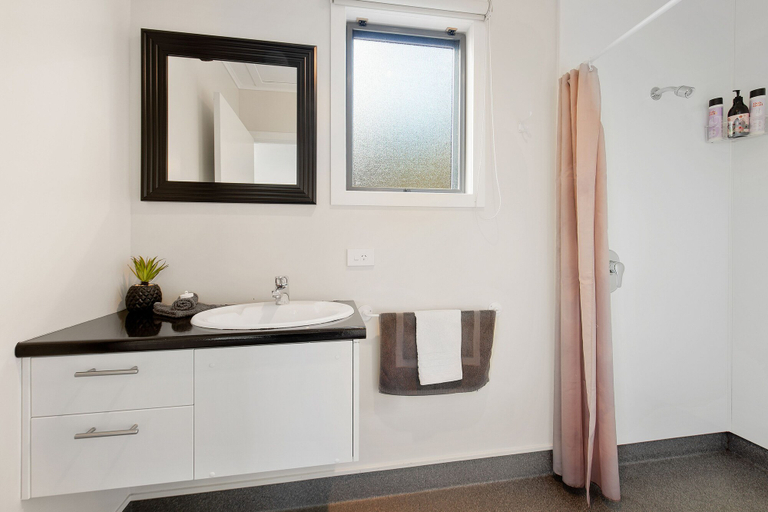 Bathroom 5, Catlins Mohua Park, Clutha