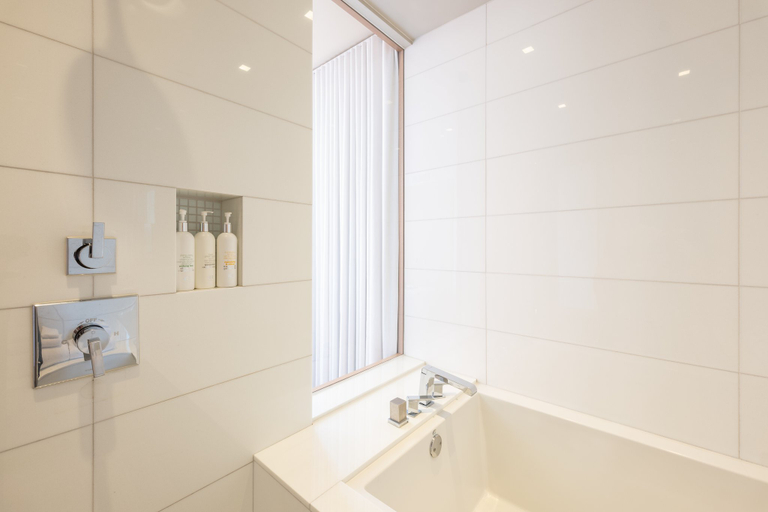 Bathroom 5, Kimpton HOTEL WILSHIRE by IHG, Los Angeles