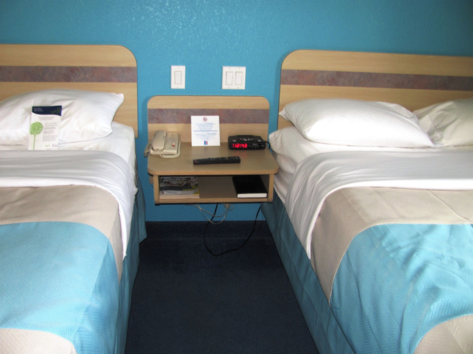 Bedroom 3, Motel 6 Huntsville, ON, Muskoka