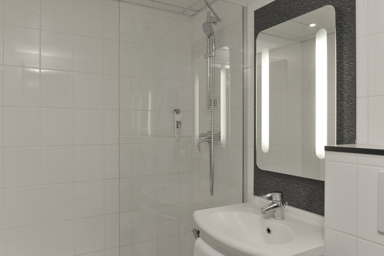 Bathroom 5, ibis Paris Vaugirard Porte de Versailles, Paris