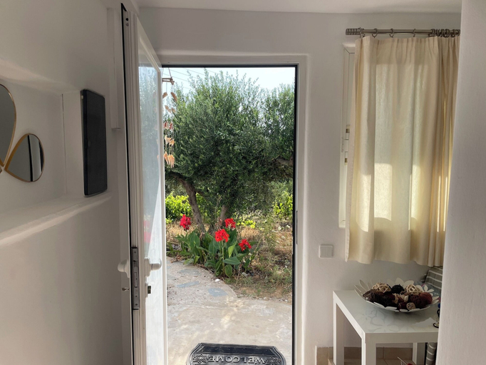 Others 3, Gorgeous White Marsis Apartment in Paros, South Aegean