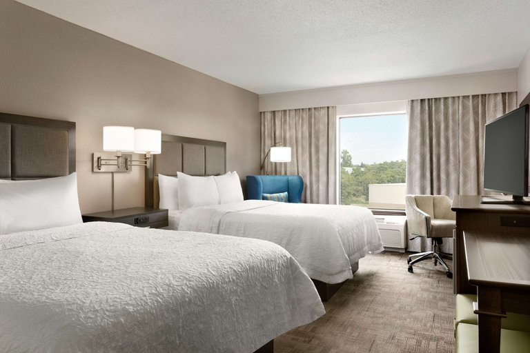 Bedroom 3, Hampton Inn Stow, Summit