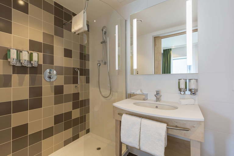 Bathroom 5, Hampton by Hilton Antwerp Central Station, Antwerpen