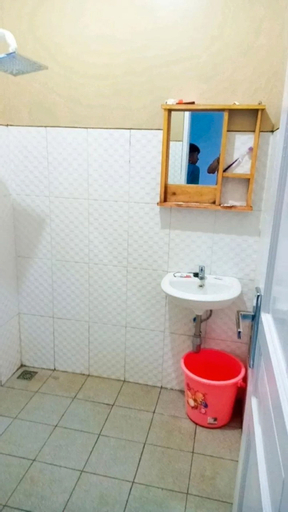 Bedroom 5, Penginapan Dan Resto Seafood Avon Pandawa 83, Garut