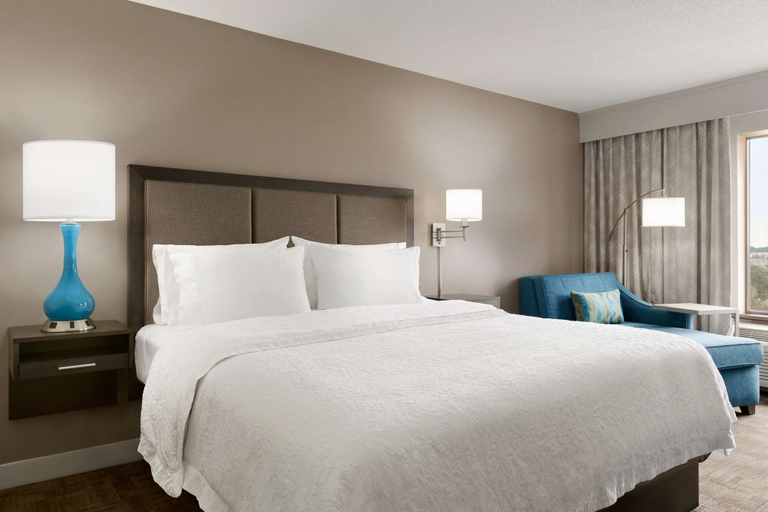 Bedroom 3, Hampton Inn Stow, Summit