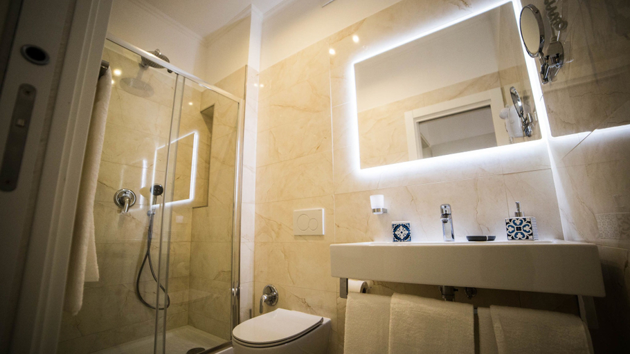 Bathroom 5, St. Peter Area Luxury Suites, Rome