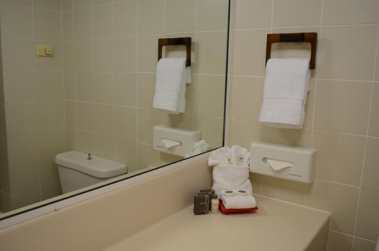 Bathroom 5, Acacia Court Hotel, Cairns