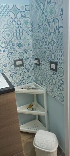 Bathroom 4, Diana, Napoli