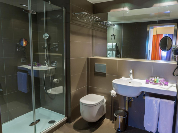Bathroom 5, voco MADRID - RETIRO by IHG, Madrid
