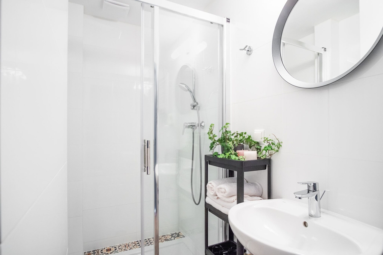 Bathroom 4, Tower Street Apartments, Kraków City