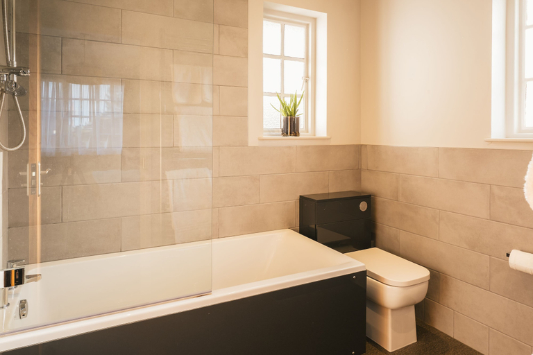 Bathroom 5, The Black Boy, Oxfordshire
