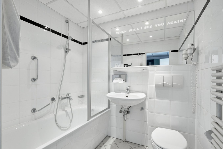 Bathroom 5, Holiday Inn Express DRESDEN ZENTRUM by IHG, Dresden