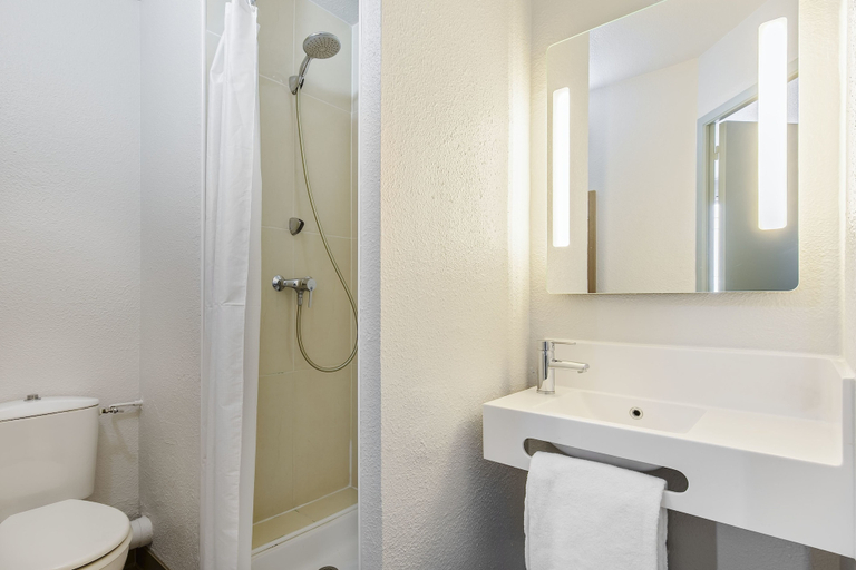 Bathroom 4, B&B HOTEL Lyon Grand Stade Meyzieu, Rhône