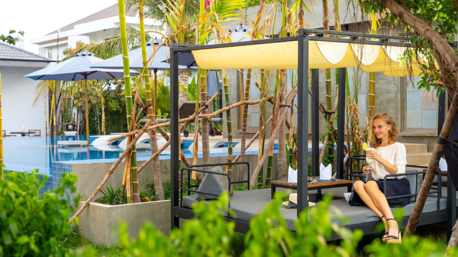Poolside bar