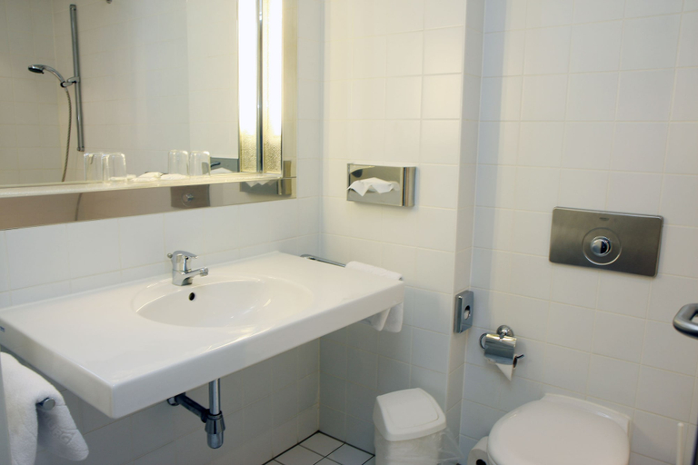 Bathroom 5, Stadthotel Oranienburg, Oberhavel