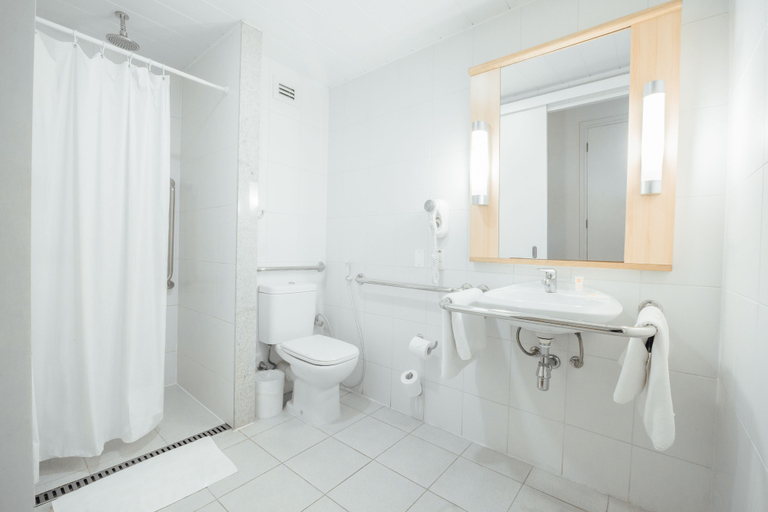 Bathroom 4, ibis Concepcion, Concepción